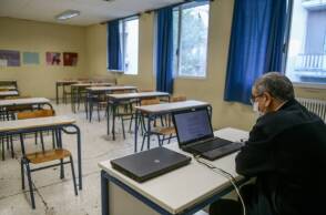 Δάσκαλος σε σχολείο με τηλεκπαίδευση