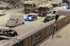 Οχήματα στην Αττική Οδό θαμμένα στο χιόνι