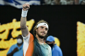 Ο Στέφανος Τσιτσιπάς πανηγυρίζει για την πρόκριση στα ημιτελικά του Australian Open