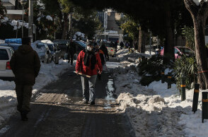 Άνδρας με μάσκα για κορωνοϊό σε δρόμο με χιόνια
