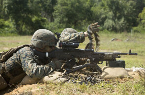 Αμερικανοί στρατιώτες σε βολή κατά τη διάρκεια στρατιωτικής άσκησης