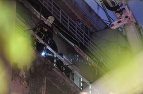 Φωτιά σε διαμέρισμα στο Κολωνάκι - Πυροσβέστες έχουν προσεγγίσει το μπαλκόνι