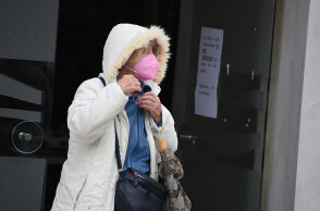 Γυναίκα με μάσκα για κορωνοϊό έχει μόλις κάνει δωρεάν rapid test