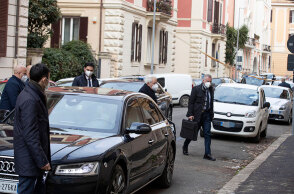 Ο Σέρτζιο Ματαρέλα έξω από το σπίτι του στη Ρώμη