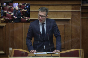 Ο υπουργός Επικρατείας Άκης Σκέρτσος (Ένθετη, ο βουλευτής ΣΥΡΙΖΑ Γιάννης Ραγκούδης)