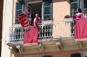 Άνθρωποι σε μπαλκόνια πετάνε μεγάλες στάμνες - Πασχαλινό έθιμο Μπότηδων στην Κέρκυρα