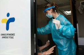 Υγειονομικός του ΕΟΔΥ διενεργεί δωρεάν rapid test για κορωνοϊό