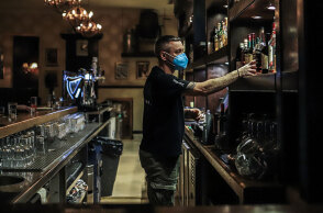 Εργαζόμενος με μάσκα για κορωνοϊό σε καφέ μπαρ στην Αθήνα