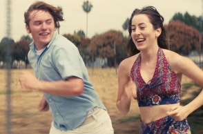 Άνδρας και γυναίκα που τρέχουν - Σκηνή από την ταινία Πίτσα Γλυκόριζα