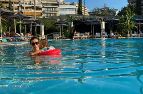 Η σύζυγος και το παιδί του δημοσιογράφου του LOOKmag Δημήτρη Παπαδόπουλου στην πισίνα του Χίλτον Αθηνών