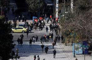 Κόσμος στην πλατεία Συντάγματος στην Αθήνα