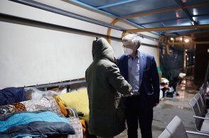 Ο Σωτήρης Τσιόδρας συνομιλεί με άστεγο στον Πειραιά