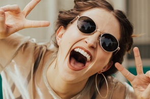 Ένα χαρούμενο κορίτσι. 