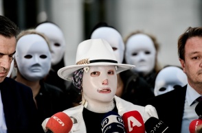 Η Ιωάννα Παλιοσπύρου κατά τη διάρκεια δηλώσεων της στο περιθώριο της δίκης για την επίθεση που δέχθηκε με βιτριόλι