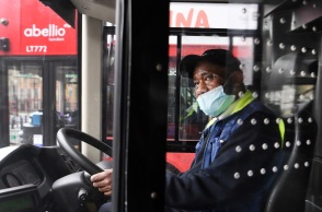 Λονδίνο: Συμπλοκή νεαρών σε λεωφορείο με ματσέτα και σιδηρόβεργα (video)