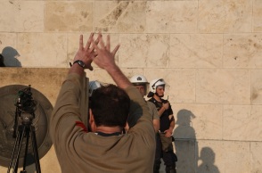 Άνδρας που μουτζώνει σε υγκέντρωση υπέρ του «όχι» στο Σύνταγμα - 2015