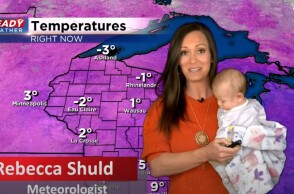 Η μετεωρολόγος του CBS 58 κρατά στην αγκαλιά της το μόλις 13 εβδομάδων μωρό της