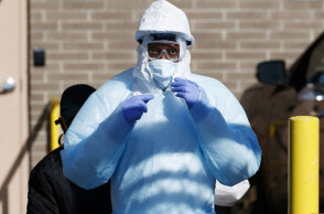 Υγειονομικός με μάσκα για κορωνοϊό έξω από νοσοκομείο στις ΗΠΑ