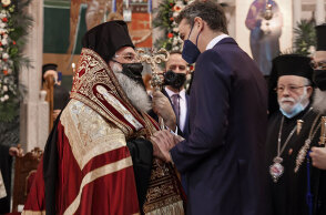 Ο πρωθυπουργός Κυριάκος Μητσοτάκης με τον αρχιεπίσκοπο Κρήτης Ευγένιο