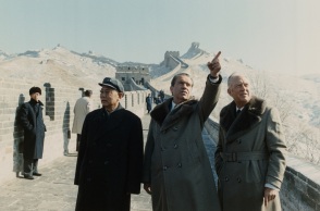 Ο Πρόεδρος Νίξον και ο υπουργός Εξωτερικών Ουίλιαμ Ρότζερς με τον Κινέζο αναπληρωτή πρωθυπουργό Λι Σιαννιάν κατά τη διάρκεια επίσκεψης στο Σινικό Τείχος της Κίνας