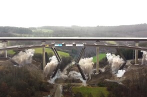 Στιγμιότυπο από την κατάρρευση της οδογέφυρας Rinsdorf στη Γερμανία