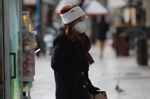 Κρύο - Πτώση θερμοκρασίας - Γυναίκα με σκούφο περπατά στο δρόμο