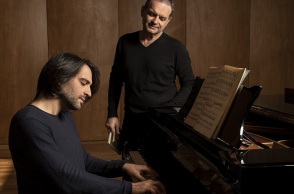 Ο πιανίστας Μάνος Κιτσικόπουλος και ο δημοσιογράφος Μάκης Προβατάς. 