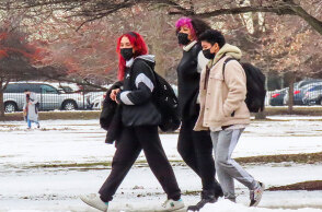 Μαθητές με μάσκα για κορωνοϊό έξω από σχολείο στο Σικάγο