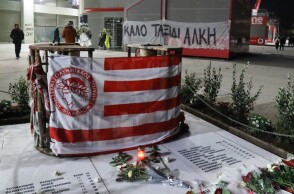 Πανό για τον Άλκη Καμπανό στο μνημείο της θύρας 7 