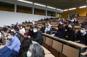 Φοιτητές φορούν τις μάσκες τους κατά τη διάρκεια μαθήματος σε αμφιθέατρο