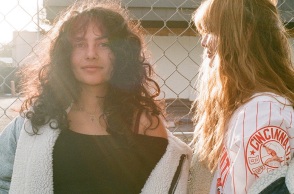 Δυο κορίτσια ποζάρουν στην κάμερα. 