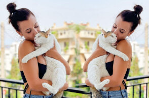 Η Λάουρα Νάργες με γάτα στην αγκαλιά