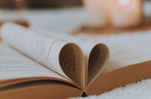 ΑΝοιγμένο βιβλίο με διπλωμένες σελίδες που σχηματίζουν καρδιά