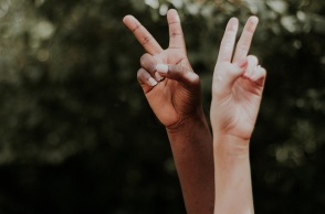 Δυο χέρια που κάνουν το σήμα της νίκης.