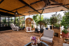 Φωτογραφία από πραγματική εγκατάσταση φωτοβολταϊκού και πέργκολας στο κέντρο της Αθήνας.