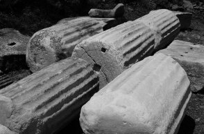 Φωτογραφία στο εξώφυλλο της συλλογής «Ποιήματα» του Ηλία Ευθυμιόπουλου (εκδ. ATHENS VOICE BOOKS)