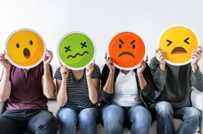 Φωτογραφία που απεικονίζει τέσσερις ανθρώπους να κρύβουν τα πρόσωπά τους με emoticons