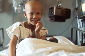 Ένα κορίτσι που έχει καρκίνο και βρίσκεται στο νοσοκομείο. 