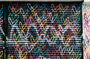 Ένας τοίχος με καρδιές.