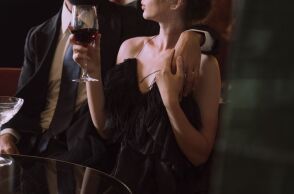 Ζευγάρι πίνει ποτό