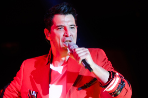 Ο τραγουδιστής Σάκης Ρουβάς