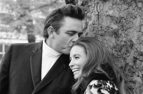Ο θρύλος της κάντρι Johnny Cash και η τραγουδίστρια June Carter έζησαν έναν από τους μακροβιότερους έρωτες της σόουμπιζ.