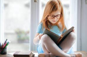 Μικρό κορίτσι διαβάζει βιβλία