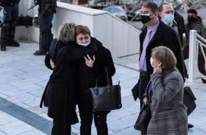 Η μητέρα της δολοφονημένης Ελένης Τοπαλούδη, κ. Κούλα, πέφτει στην αγκαλιά της μητέρας της Γαρυφαλλιάς που δολοφονήθηκε στη Φολέγανδρο