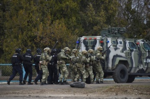 Ουκρανοί αστυνομικοί και στρατιωτικοί κάνουν άσκηση κοντά στο χωριό Kalanchak