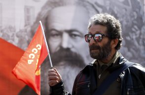 Διαδηλωτής με σημαία του κομμουνιστικού κόμματος στη Ρωσία