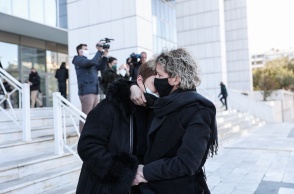 Η μητέρα της δολοφονημένης Ελένης Τοπαλούδη, κ. Κούλα, πέφτει στην αγκαλιά της μητέρας της Γαρυφαλλιάς που δολοφονήθηκε στη Φολέγανδρο