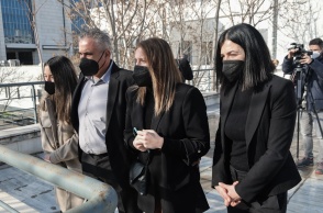 Στιγμιότυπο από την άφιξη της οικογένειας της 22χρονης που κατήγγειλε τον προπονητή ιστιοπλοΐας για βιασμό