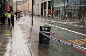 Αστυνομία απέκλεισε γέφυρες στο Λονδίνο λόγω ύποπτου αντικειμένου