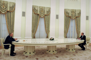 Ο Πούτιν συναντά τον Όλαφ Σολτς στο μακρύ τραπέζι που είχε χρησιμοποιήσει και για τον Μακρόν